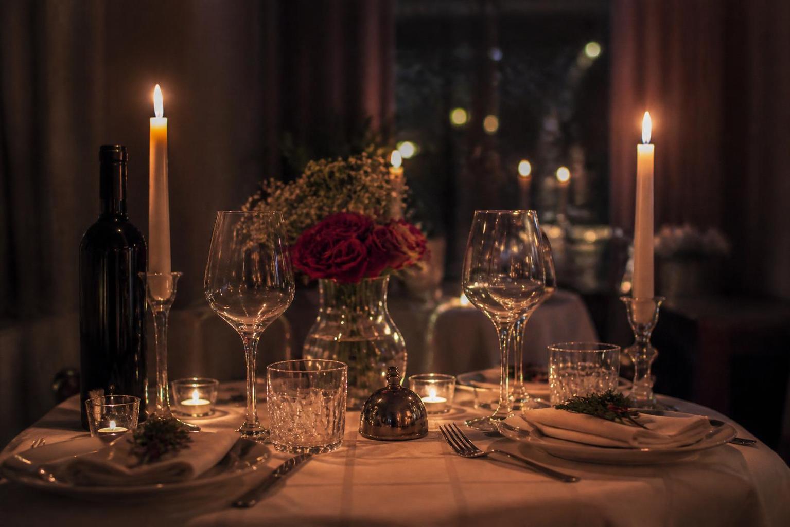 découvrez des idées originales pour créer une ambiance feutrée avec des bougies et réussir un dîner romantique inoubliable.