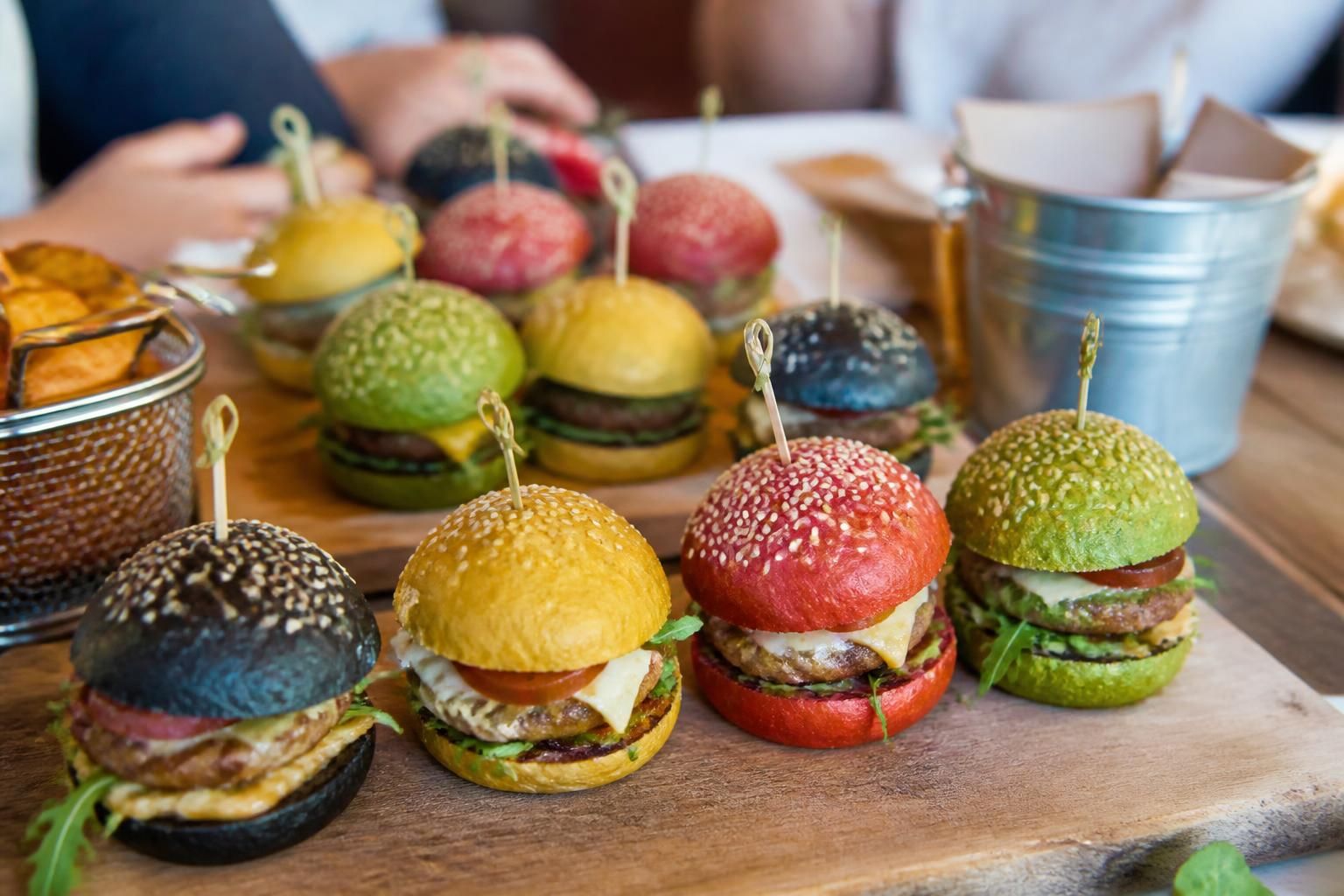 découvrez nos mini burgers faits maison, petits formats gourmands qui regorgent de saveurs authentiques à savourer à tout moment.