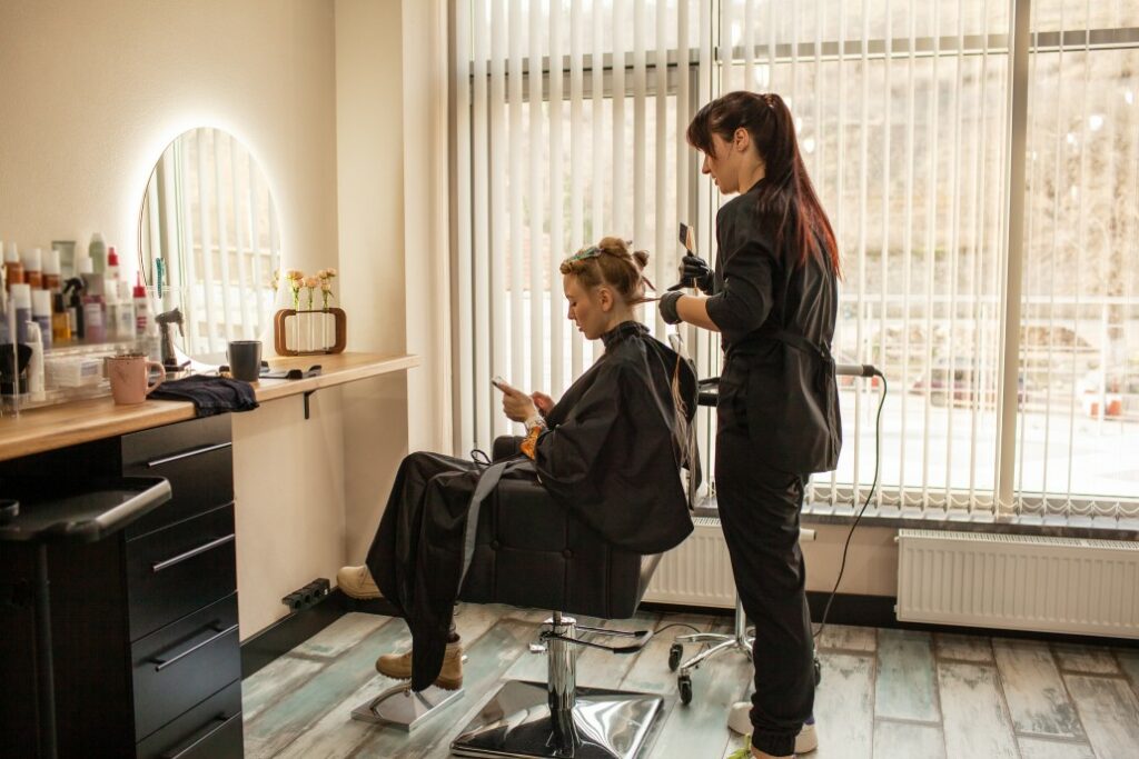 Chez Le Coiffeur Ou Au Coiffeur