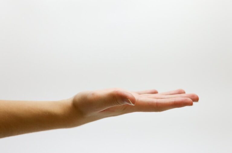 Comment ne plus avoir les mains moites ? Nos astuces