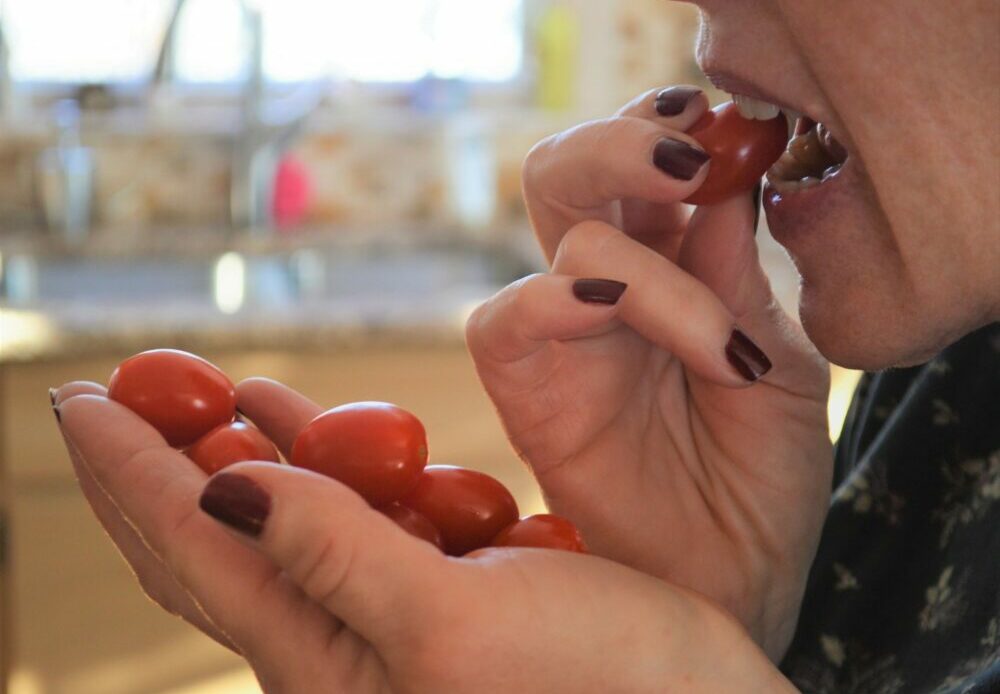 manger une tomate